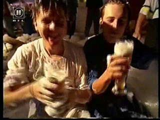 Nasser Schaum auf kuehler Haut - part 1 of 2