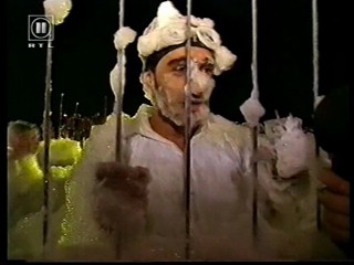 Nasser Schaum auf kuehler Haut - part 2 of 2