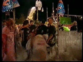 Nasser Schaum auf kuehler Haut - part 2 of 2