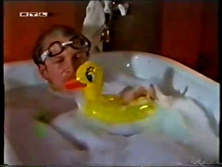 RTL - Badewanne im weissen Hosenanzug