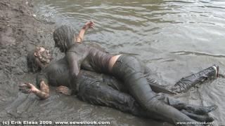 EE Wetlook, sample of Naomi & Sharon having a mudfight