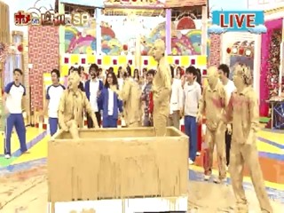 Japanese girl dunk in golden slime!