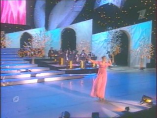 Singer Pours Water On Herself