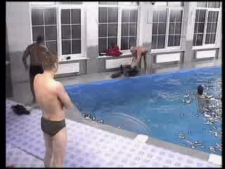 Russian Big Brother - jeans in pool