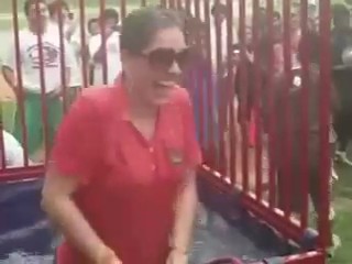 Mo Rielly of 95.5 The Beat gets wet