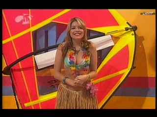 MOM : Holly Willoughby wet