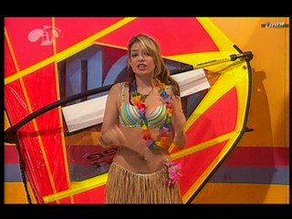 MOM : Holly Willoughby wet