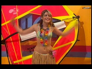 MOM : Holly Willoughby wet