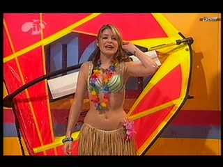 MOM : Holly Willoughby wet