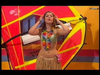 MOM : Holly Willoughby wet