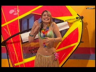 MOM : Holly Willoughby wet