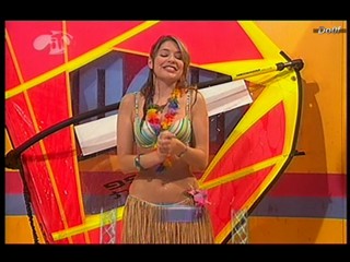 MOM : Holly Willoughby wet